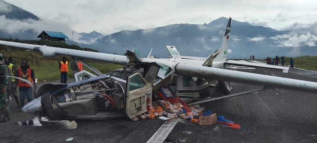 Pesawat Cargo Smart Air alami kecelakaan di Ilaga, Kabupaten Puncak, Papua, Senin (25/10) pilot dilaporkan meninggal. Foto: Istimewa