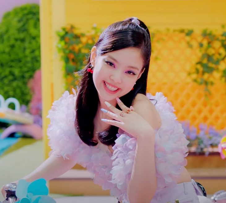 Baju kapas Jennie BLACKPINK. (Foto: Elitedaily)