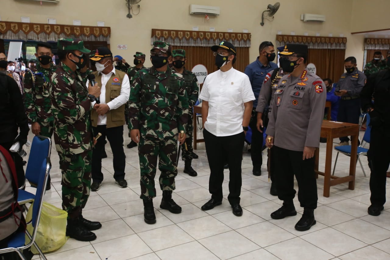 Panglima TNI Marsekal Hadi Tjahjanto, Kapolri Jenderal Listyo Sigit, Menteri Kesehatan Budi Gunadi Sadikin dan Kepala BNPB Letjen Ganip Warsito meninjau vaksinasi massal COVID-19 di Gedung Serba Guna Lanud Adi Sutjipto, Kamis (8/7). Foto: Div Humas Polri