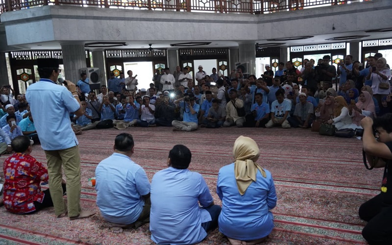 Sandiaga Uno bersama relawan emak-emak