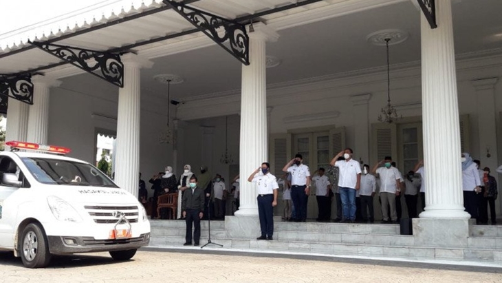 Penghormatan terakhir pada almarhum Sekda DKI Jakarta Saefullah di Pendopo Balai Kota Jakarta, Rabu (16/9/2020). (Antara/Ricky Prayoga)
