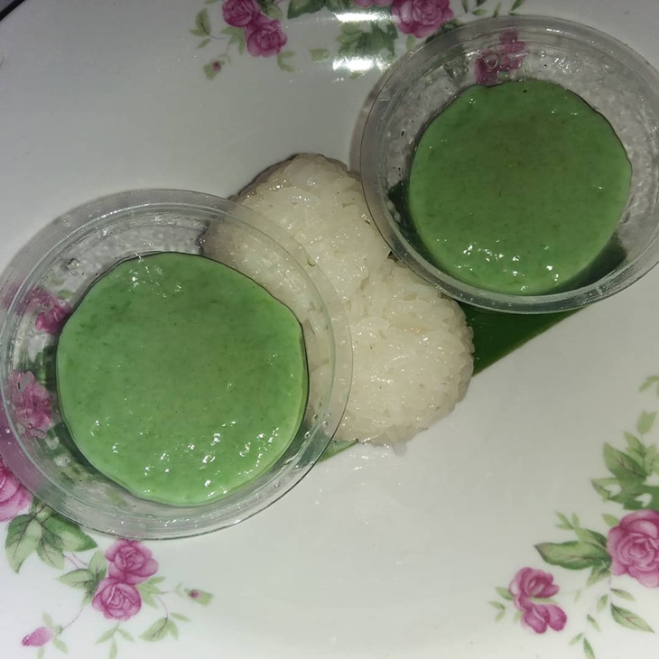 Kue srikaya biasa disantap dengan makanan lain. (Foto: instagram.com/ezulaikhaf)