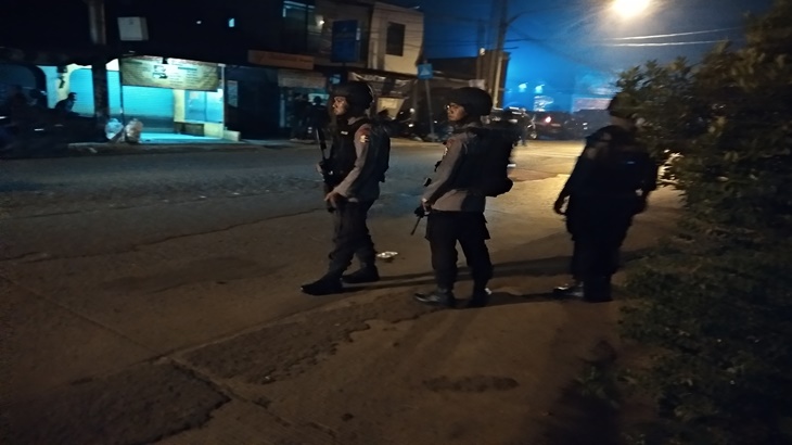 Pasukan Brimob berjaga di Gerbang Mako 