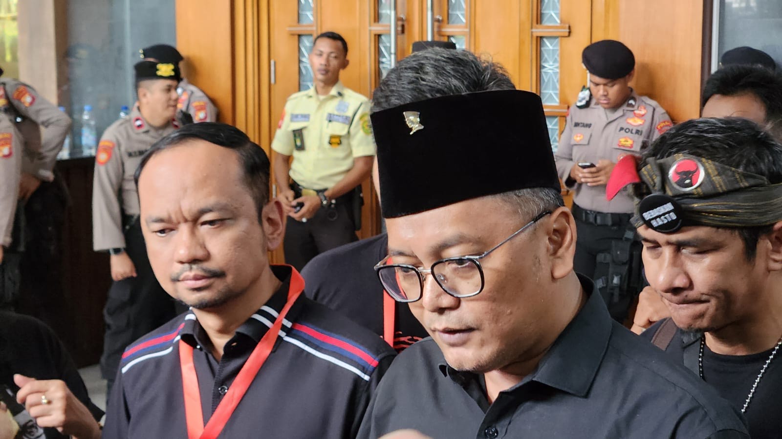 Massa Anti Hasto Dibayar Rp 50 Ribu Sekali Datang Sidang, PDIP Kantongi Nama Dalangnya