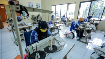 Balai Latihan Kerja Bantu Pembuatan APD Untuk Tenaga Medis Lawan Corona