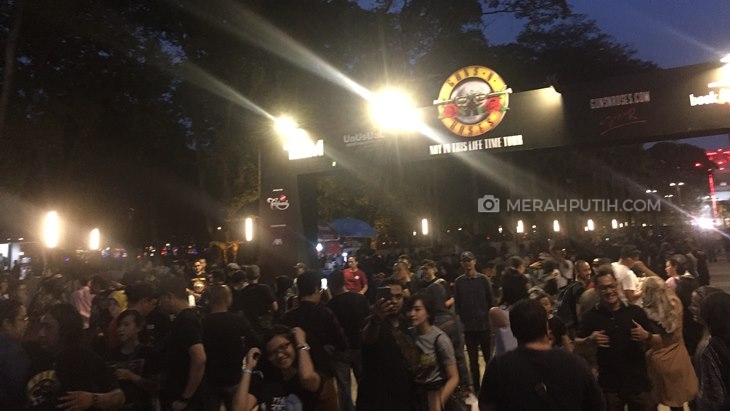 Suasana konser Guns N' Roses di GBK Jakarta