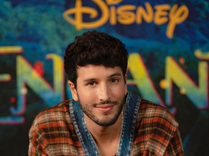 Lagu "Dos Oruguitas" dari film musikal animasi 'Encanto' akan dibawakan musisi Kolombia Sebastian Yatra. (Foto: Bayl)