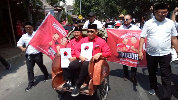 Pasangan Achmad Purmomo dan Teguh Prakosa sebagai cawali dan cawawali di Pilwakot Solo 2020 mengembalikan formulir pendaftaran di Kantor DPC PDIP Solo, Senin (23/9). (MP/Ismail)