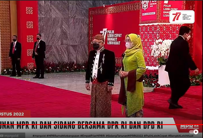 Hadiri Sidang Tahunan MPR, Ma’ruf Amin Kenakan Pakaian Adat Daerah Asal Jokowi