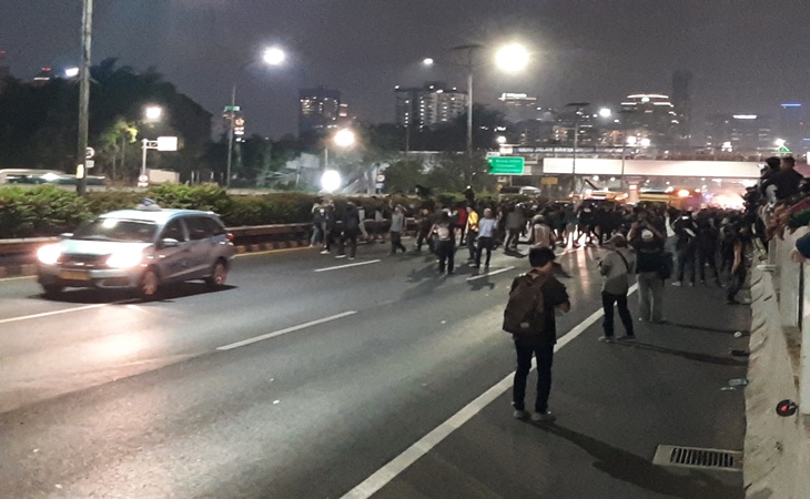 Para mahasiswa peserta aksi memblokir jalan tol