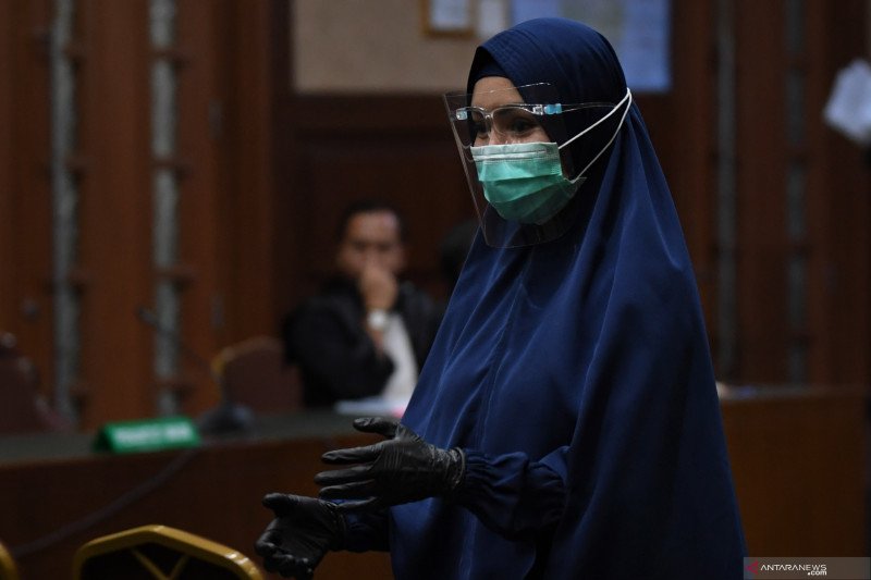 Terdakwa kasus suap dan gratifikasi pengurusan fatwa Mahkamah Agung (MA) Djoko Tjandra, Pinangki Sirna Malasari meninggalkan ruangan usai sidang lanjutan di Pengadilan Tipikor, Jakarta, Rabu (21-10-2020). Sidang tersebut mengagendakan pembacaan tanggapan jaksa penuntut umum (JPU) atas eksepsi atau nota keberatan terdakwa. ANTARA FOTO/Puspa Perwitasari/wsj.