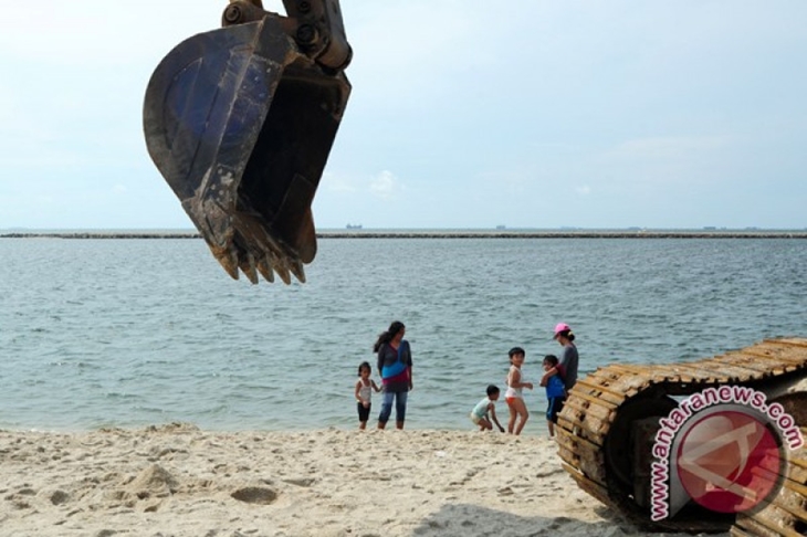 Dokumentasi - Sebuah ekskavator meratakan pasir di proyek reklamasi Pantai Ancol, Jakarta Utara, Selasa (17/4). (FOTO ANTARA/Andika Wahyu)