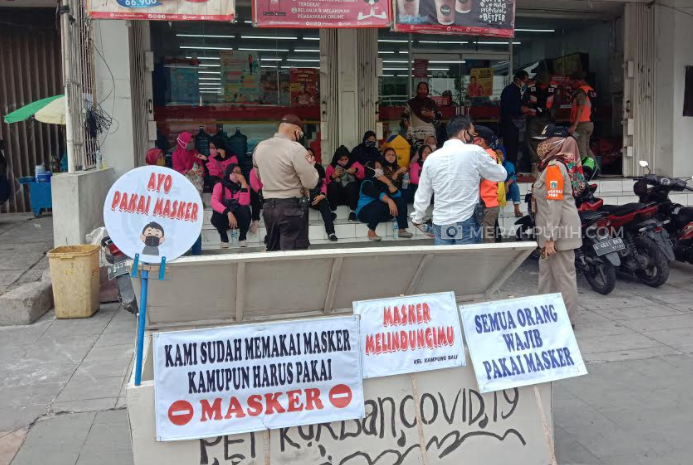 Satpol PP Hingga Polisi Pelototi Warga yang Belanja di Pasar Tanah Abang, Ada Apa?
