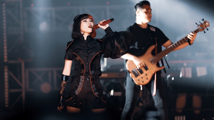 Isyana Sarasvati Sukses Guncang Hall Basket Senayan lewat 'Lexiconcert'
