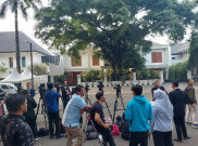 Aparat Bersiaga di Rumah Kertanegara, Karangan Bunga Ucapan Selamat Padati Rumah Prabowo 