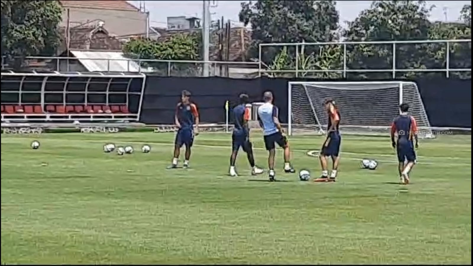 21 Pemain Spanyol Latihan Perdana Tertutup di Lapangan Blulukan Karanganyar
