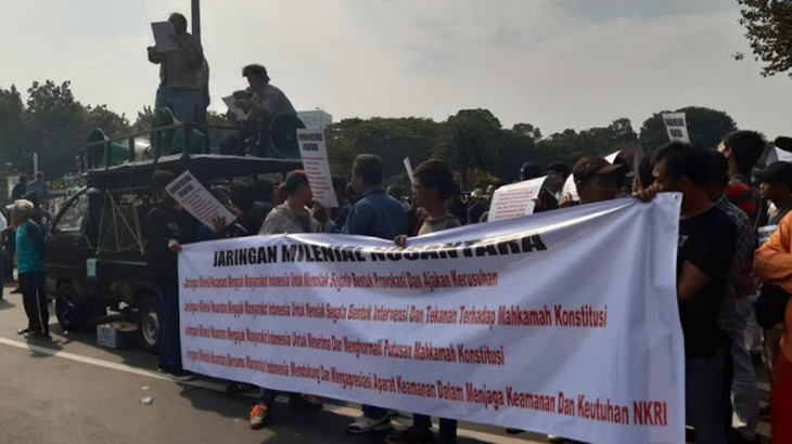 Ratusan orang mengatasnamakan Jaringan Milenial Nusantara (JMN), menggelar aksi unjuk rasa di Patung Kuda, Gambir, Jakarta Pusat (MP/Kanugraha)