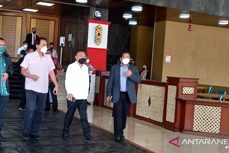 Sekjen DPR RI Indra Iskandar (paling kanan) bersama pimpinan MPR, DPR, dan DPD RI usai menghadiri gladi bersih pelaksanaan Sidang Tahunan MPR RI, Pidato Kenegaraan Presiden RI dalam rangka peringatan HUT Ke-76 RI, dan Sidang Bersama DPR RI dan DPD RI pada tahun 2021 di Gedung MPR/DPR/DPD RI, Jakarta, Minggu (15/8/2021). ANTARA/Imam Budilaksono
