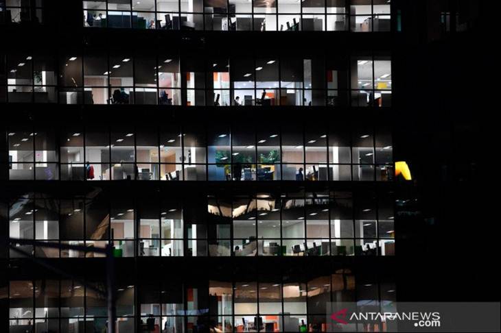 Karyawan beraktivitas di sebuah gedung perkantoran di kawasan Kuningan, Jakarta, Rabu (18/3/2020). (ANTARA FOTO/Wahyu Putro A/ama.)