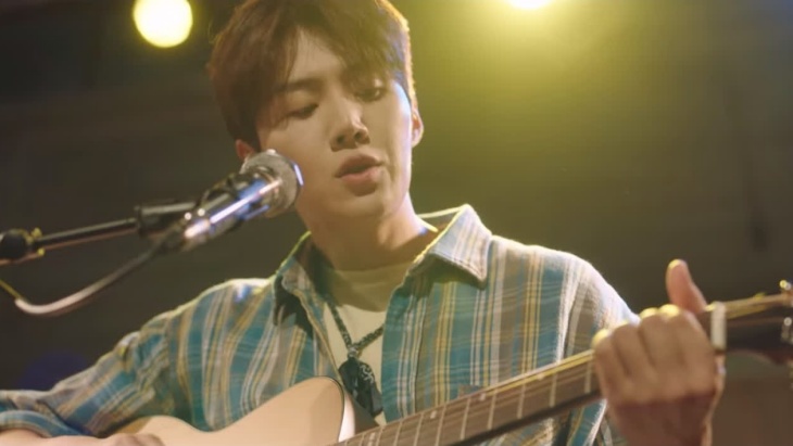 Mr Hong bernyanyi pada Hometown Cha Cha Cha. (Foto Netflix)