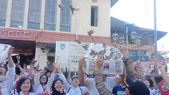 Doakan Jokowi, Relawan Solo Bergerak Lepas 500 Ekor Burung di Pasar Gede