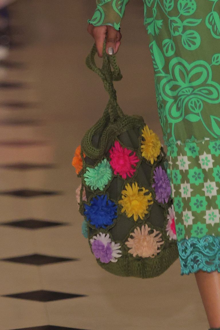 Crochet Bag koleksi Anna Sui. (Foto Cosmopolitan)