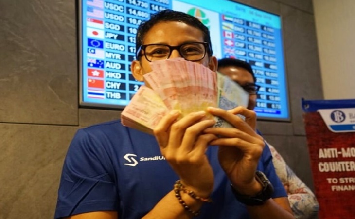 Sandiaga Uno saat menukar dolar ke rupiah 