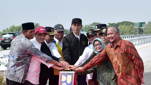 Aspal Jalan Tol Trans Jawa Sangat Mulus dan Nyaman, Sampai Buat Jokowi Tertidur
