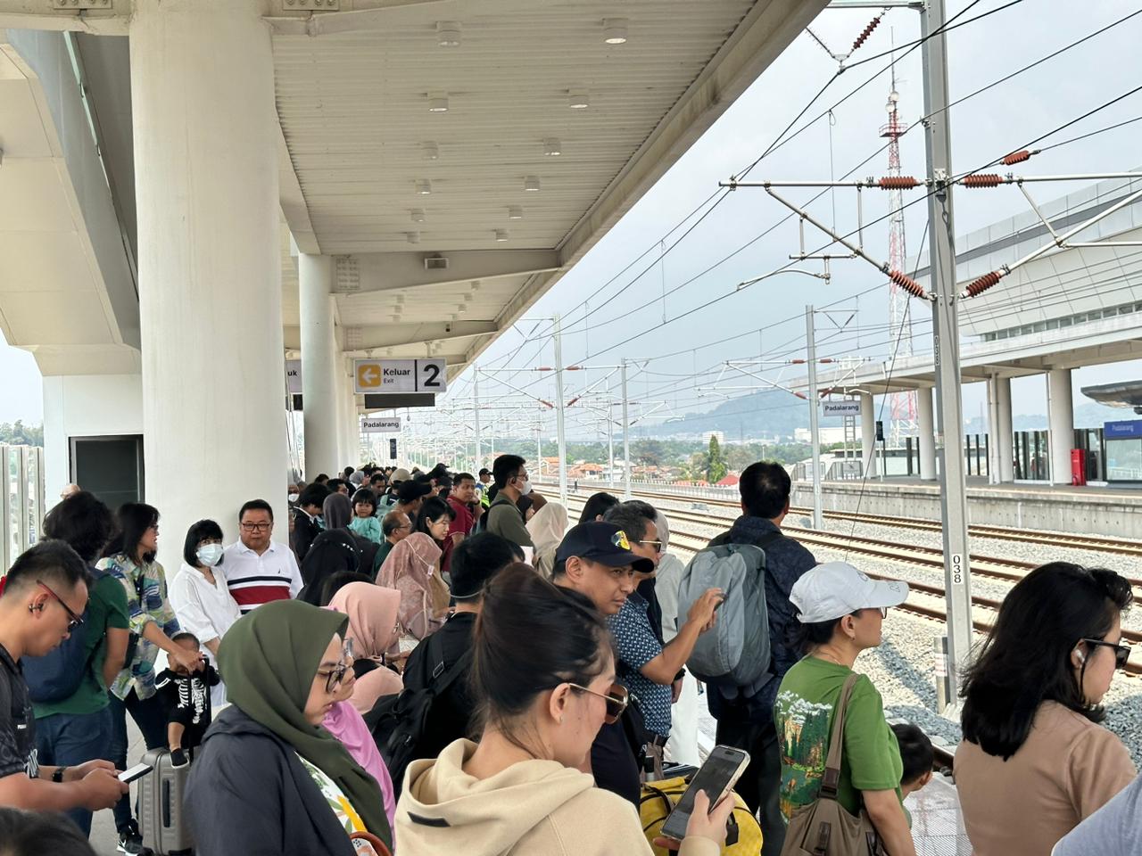 Kereta Cepat Whoosh Penuh Penumpang, KCIC Ungkap Penyebabnya