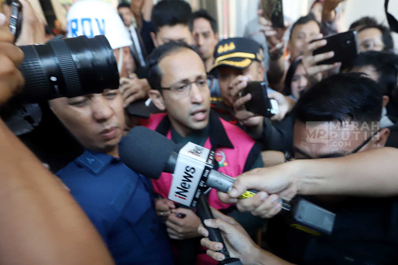 Tersangka Korupsi Pengadaan Laptop Chromebook  dan Mantan Mendikbudristek Nadiem Makarim memakai rompi pink saat memasuki mobil tahanan di Gedung Bundar, Kejaksaan Agung, Jakarta, Kamis (4/8/2025).