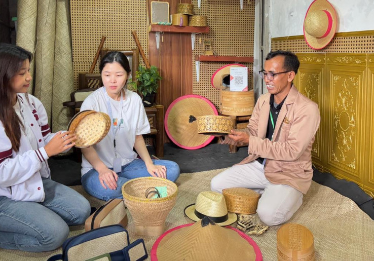 Dari Tradisi ke Inovasi, Anyaman Bambu Desa Buniayu Tembus Pasar Modern