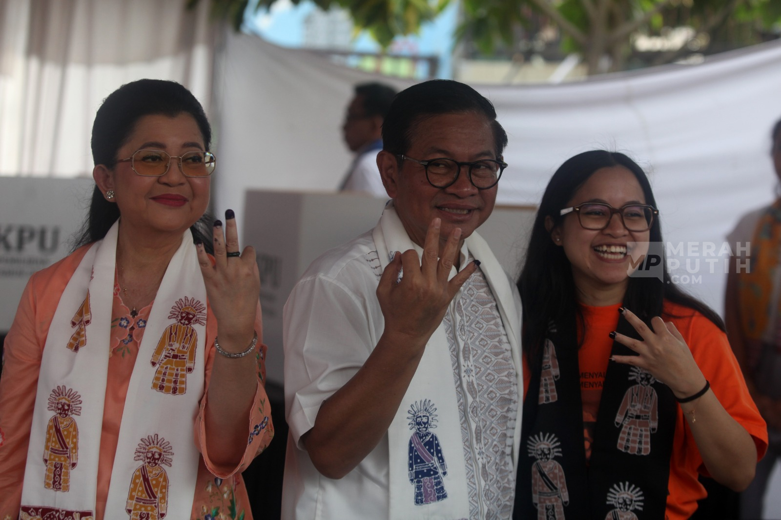 Pramono dan Keluarga Pamer Simbol 3 Jari Usai Mencoblos di TPS