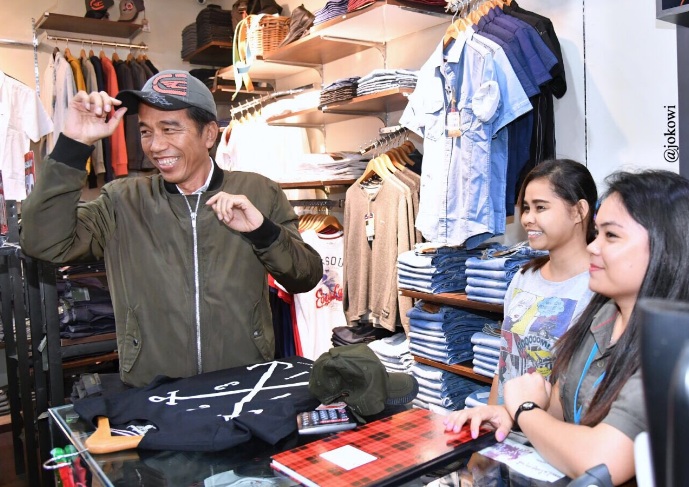 Megamall di kota Manado, banyak baju dan topi yg keren -Jkw (Twitter @jokowi)