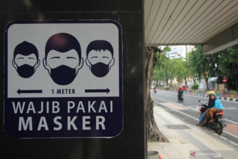 Rambu wajib pakai masker terpasang di halte bus Jalan Panglima Sudirman Surabaya sejak akhir pekan kemarin. ANTARA/Didik Suhartono. (.)