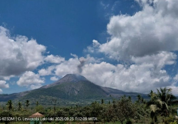 Debu Vulkanik Dari 2 Letusan Gunung Api Ancam Warga NTT, Warga Diminta Pakai Kacamata dan Tutup Rumah