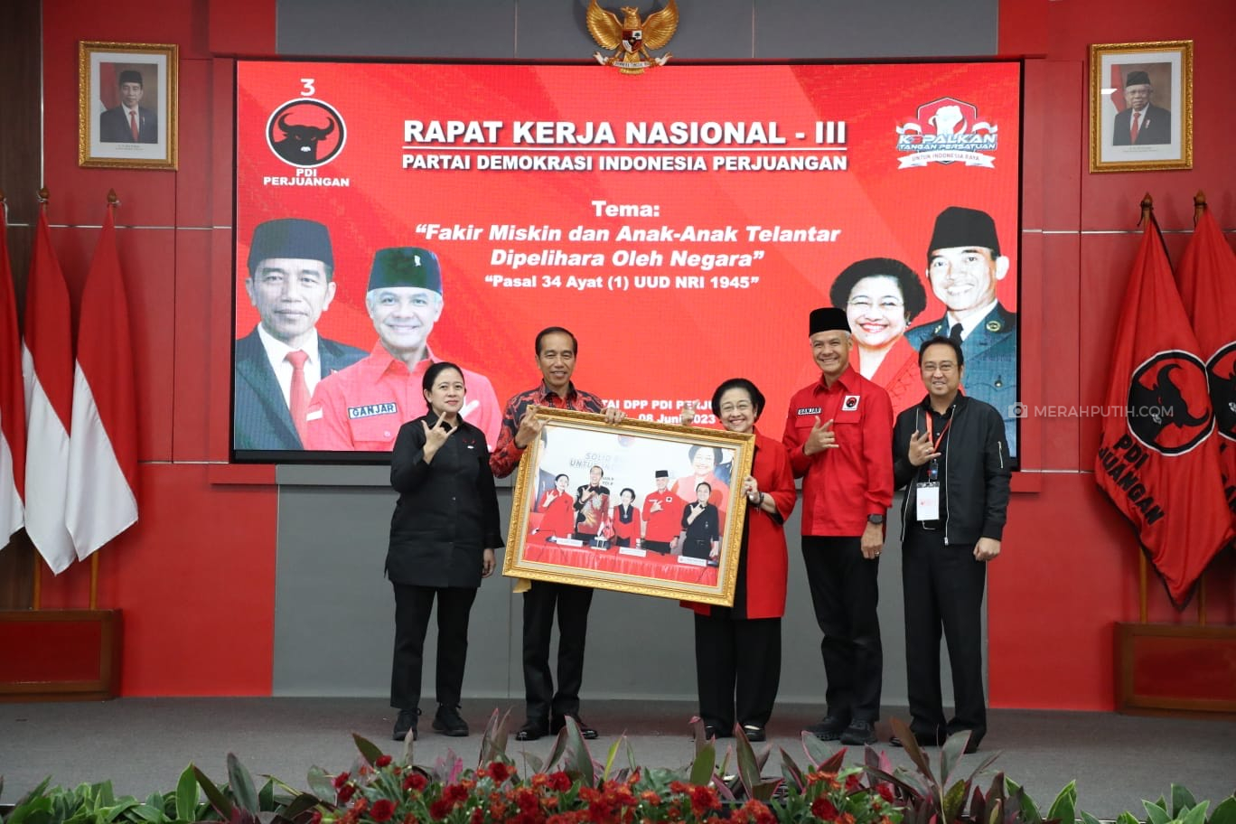Momen Megawati Serahkan Foto Peristiwa Batu Tulis kepada Presiden Jokowi
