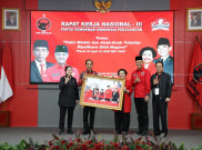 Momen Megawati Serahkan Foto Peristiwa Batu Tulis kepada Presiden Jokowi