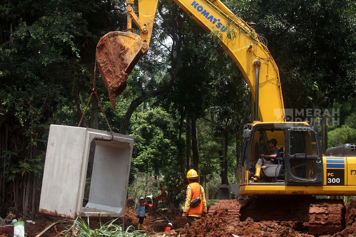 Eskavator mengangkat gorong-gorong saat pembangunan Taman Bendera Pusaka di Taman Ayodya Barito, Jakarta Selatan, Senin (27/10/2025).