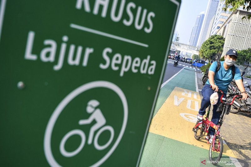 Warga mengayuh sepedanya saat melintas di Jalan MH Thamrin, Jakarta, Selasa (30/6/2020). Untuk menyikapi maraknya penggunaan sepeda sebagai sarana transportasi oleh masyarakat, Kementerian Perhubungan menyiapkan regulasi keselamatan pesepeda yang meliputi pemantul cahaya bagi pesepeda, jalur khusus sepeda serta penggunaan alat keselamatan. ANTARA FOTO/Nova Wahyudi/wsj.