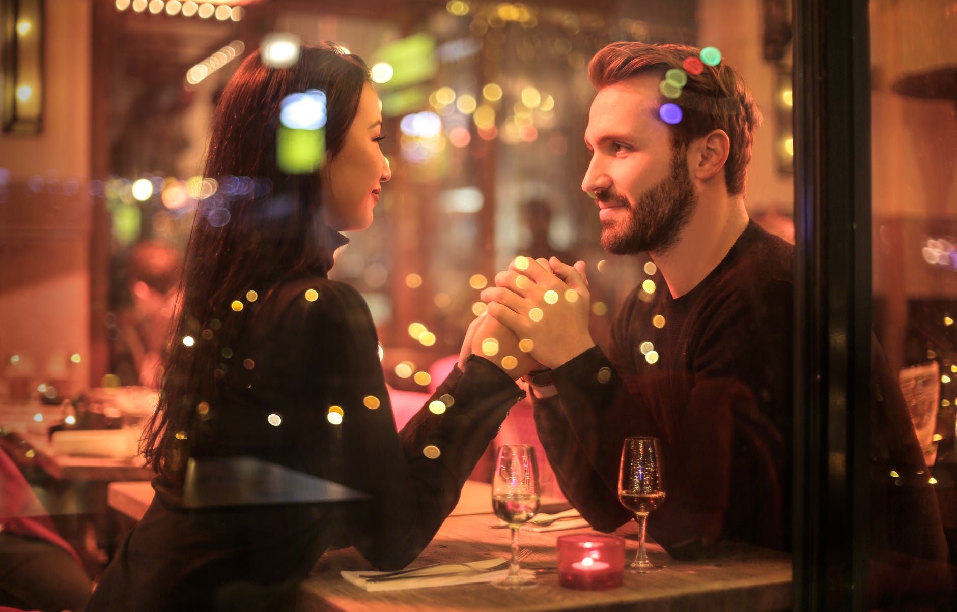 5 Trik Jitu untuk Tetap Romantis dengan Pasangan Meski Kamu Sedang SIbuk