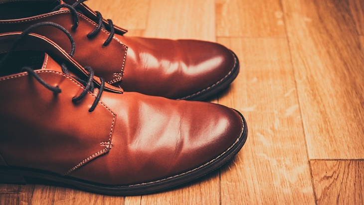 Tips 'Mix and Match' Pakaian dengan Sepatu Warna Cokelat