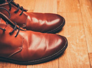  Tips 'Mix and Match' Pakaian dengan Sepatu Warna Cokelat