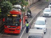 Polisi Hadang Pengendara Motor Terobos Jalur Bus Transjakarta