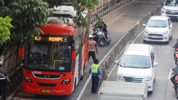 Polisi Hadang Pengendara Motor Terobos Jalur Bus Transjakarta