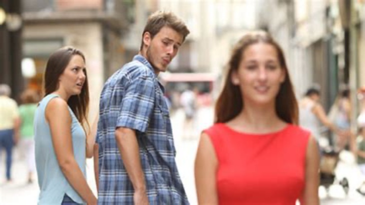 Cewek dianggap sering ngambek dan selalu. (Foto Memes Monkey)
