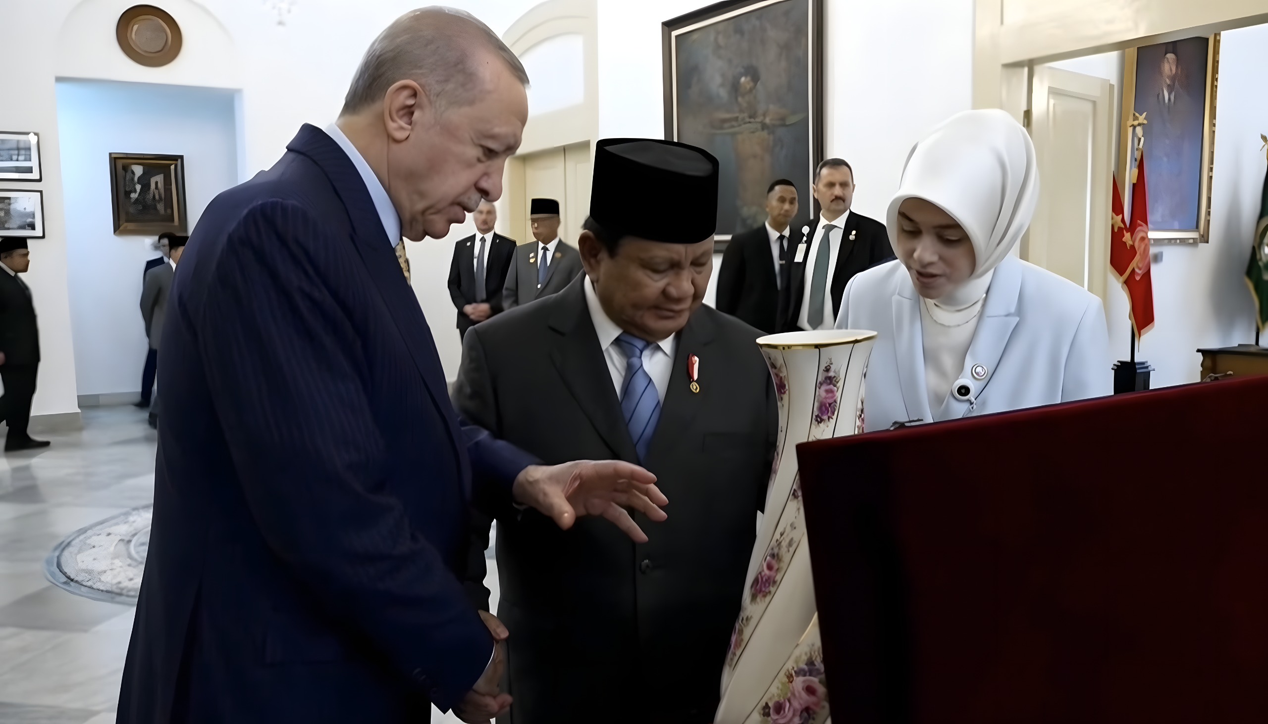 Prabowo Beri Erdogan Cindera Mata Senjata Buatan Pindad, Dibalas dengan Hadiah Puisi Berisi Doa