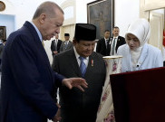 Prabowo Beri Erdogan Cindera Mata Senjata Buatan Pindad, Dibalas dengan Hadiah Puisi Berisi Doa