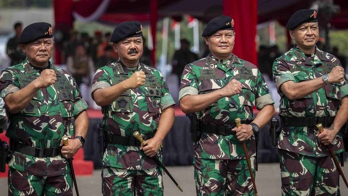 Panglima TNI Marsekal TNI Hadi Tjahjanto (kedua kiri) berfoto bersama Panglima Kogabwilhan I Laksda TNI Yudo Margono (kedua kanan), Panglima Kogabwilhan II Marsda TNI Fadjar Prasetyo (kanan) dan Panglima Kogabwilhan III Mayjen TNI Ganip Warsito (kiri) pada Peresmian Komando Gabungan Wilayah Pertahanan (Kogabwilhan) di Skadron 17 Lanud Halim Perdanakusuma, Jakarta, Jumat (27/9/2019). ANTARA FOTO/Dhemas Reviyanto/pd.
