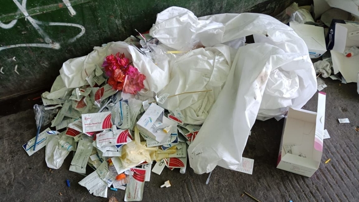Sampah Bekas Rapid Test Tercecer di Sekitar Jembatan Suramadu Surabaya