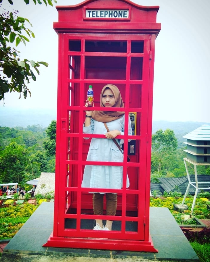 Berfoto di ruang telepon Merah. (Instagram/@ __esul__)